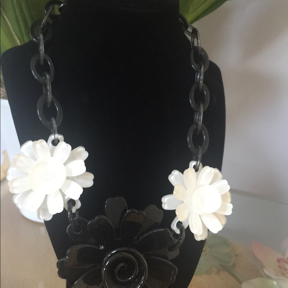 Flower statement necklace - Picture 2 of 2